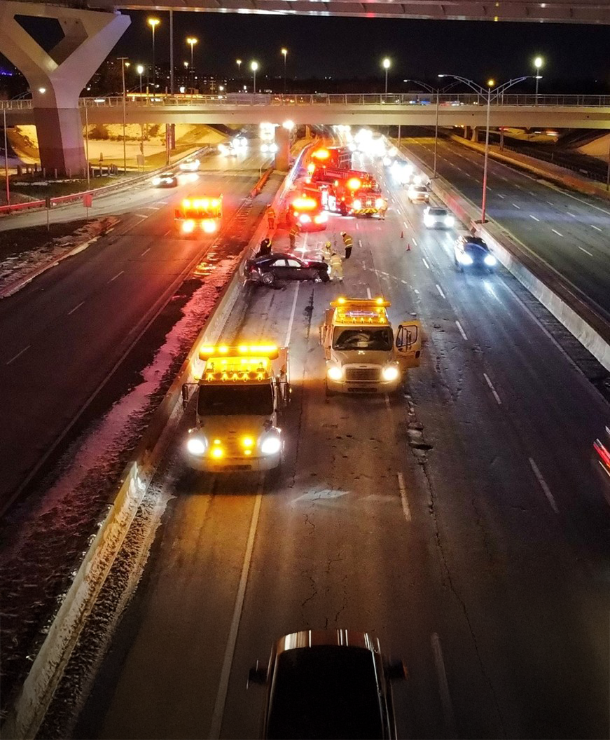 Récupération de véhicule de nuit sur l'autoroute